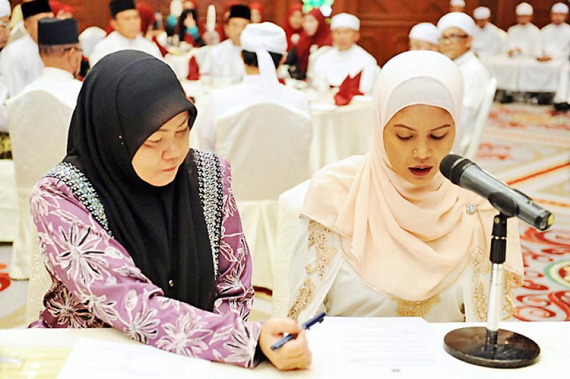 Ilustrasi warga Brunei Darussalam mengucapkan kalimat syahadat.