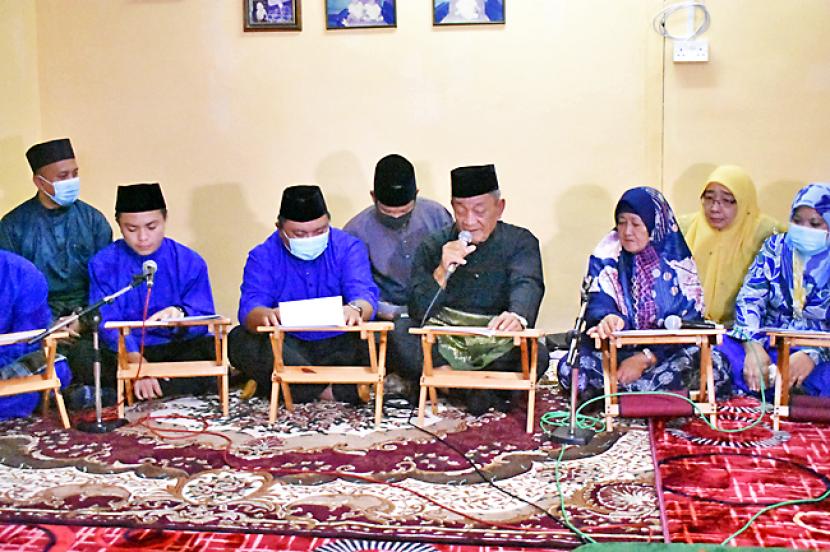 Alhamdulillah, Satu Keluarga di Tutong Brunei Masuk Islam. Warga Brunei Darussalam, Muhammad Mazlan bin Hamdan (memegang mikrofon) masuk Islam bersama delapan anggota keluarganya.