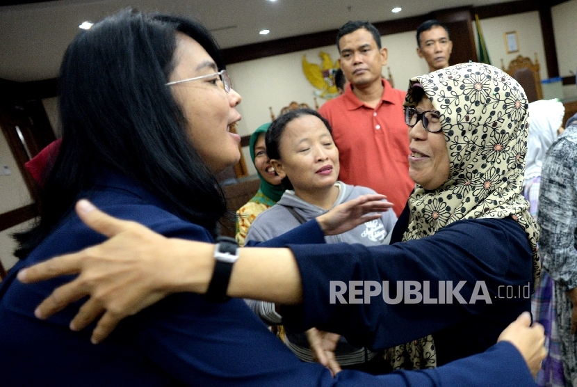  Warga Bukit Duri bersyukur usai memenangkan sidang usai pembacaan putusan Gugatan Warga atas gusuran paksa Normalisasi kali Ciliwung di Pengadilan Negeri Jakarta Pusat, Rabu (25/10).