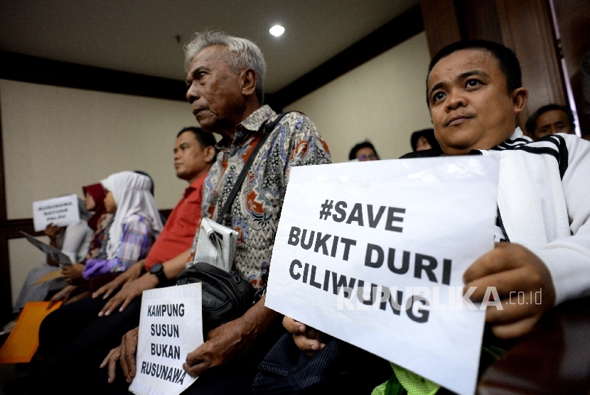  Warga Bukit Duri mengikuti sidang pembacaan putusan Gugatan Warga atas gusuran paksa Normalisasi kali Ciliwung di Pengadilan Negeri Jakarta Pusat, Rabu (25/10).