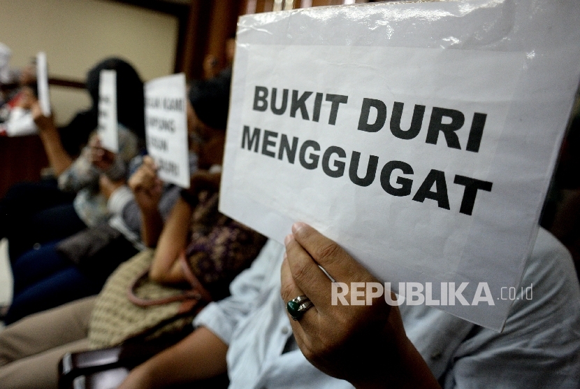Warga Bukit Duri mengikuti sidang pembacaan putusan Gugatan Warga atas gusuran paksa Normalisasi kali Ciliwung di Pengadilan Negeri Jakarta Pusat, Rabu (25/10). 
