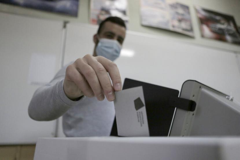Warga Bulgaria menggunakan hak pilihnya dalam pemilihan presiden, Ahad (21/11).