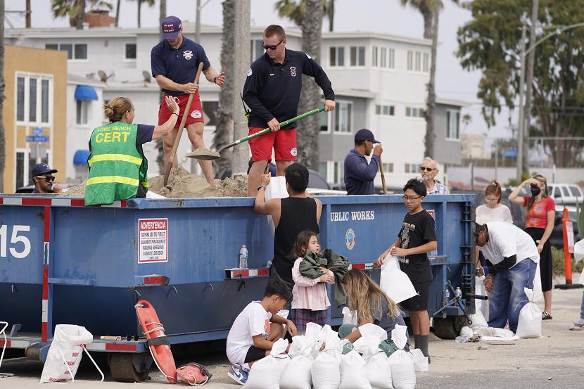 Warga California menyiapkan kantong pasir untuk mengantisipasi banjir akibat badai Hilary