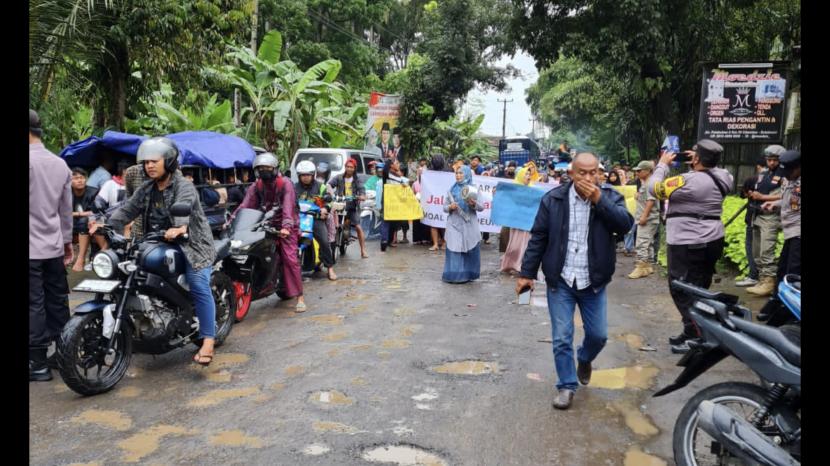 Warga Cikembar, Sukabumi berdemonstrasi memprotes Pemprov Jawa Barat karena jalan rusak tidak diperbaiki.