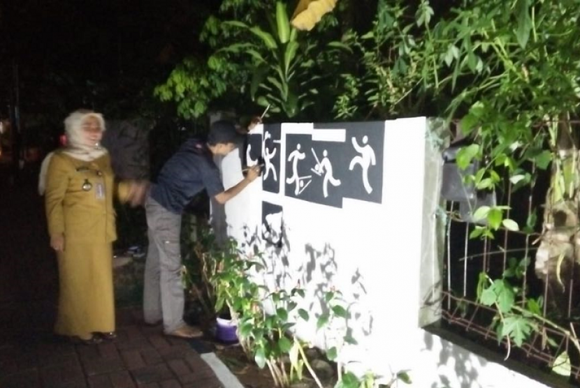 Warga Cilandak, Jakarta Selatan, Patungan Membeli Cat Untuk Melukis di Tembok. Menyambut Asian Games. Pondok Labu, Jakarta Selatan, Kamis (2/8).