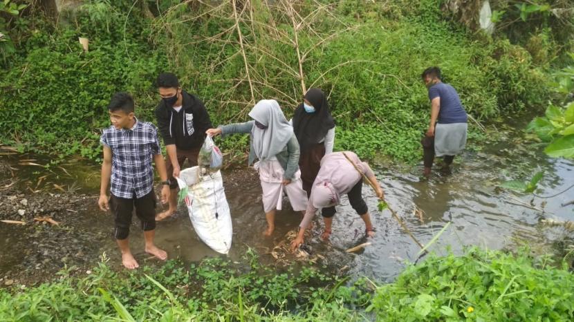 Warga CIpari ramai-ramai bersihkan sungai atas inisiati Sentor DPD, DR Abdul Kholik.