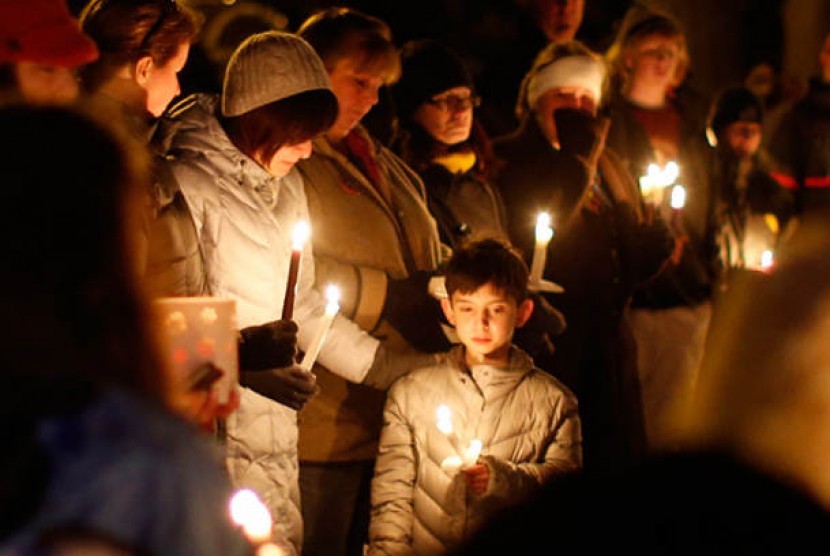 Warga Connecticut berkabung dan memberi penghormatan kepada korban tewas dalam insiden penembakan di sekolah Sandy Hook.