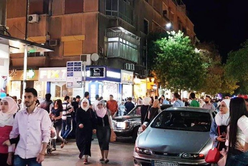 Warga Damaskus turun ke jalan-jalan saat perayaan Idul Fitri tahun ini.