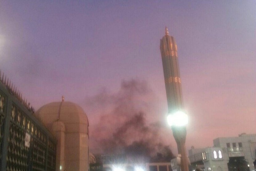 Kepulan asap hitam usai terjadi ledakan bom di luar lingkungan kompleks Masjid Nabawi, Madinah, Senin (4/7). 