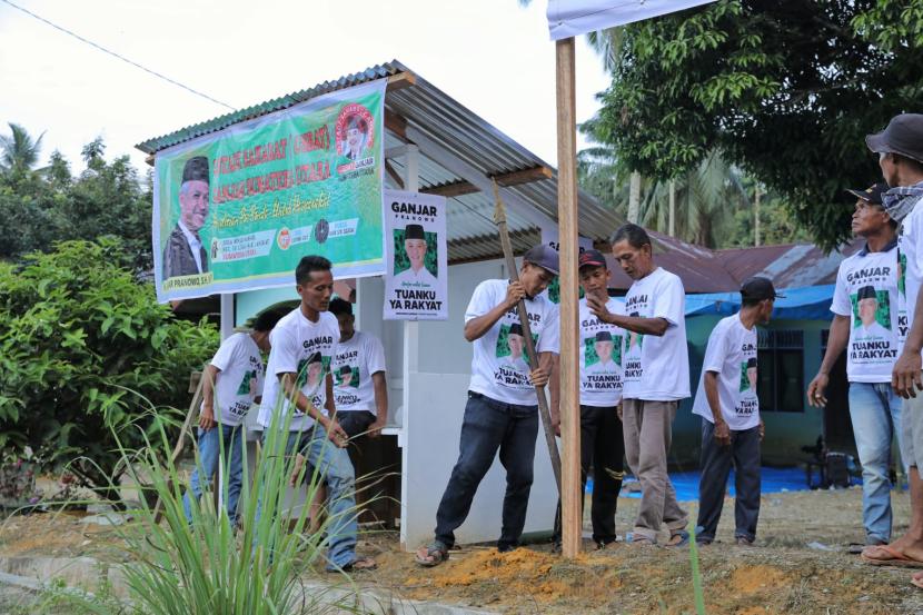 Warga dan relawan membangun pos ronda di Dusun lV Tani Mekar, Desa Mekar Makmur, Kecamatan Sei Lapan, Kabupaten Langkat, Sumatera Utara. 