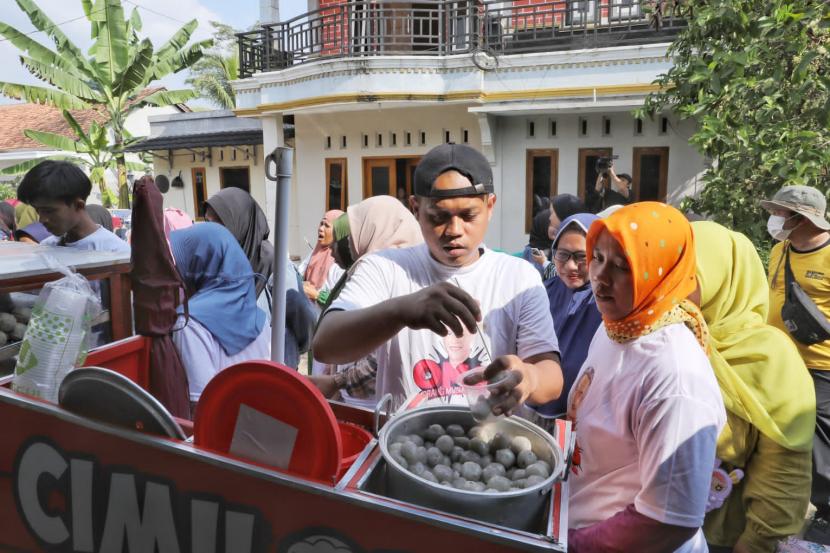 Warga dan UMKM meramaikan Festival Jajanan di Bandung Barat, Jawa Barat. 