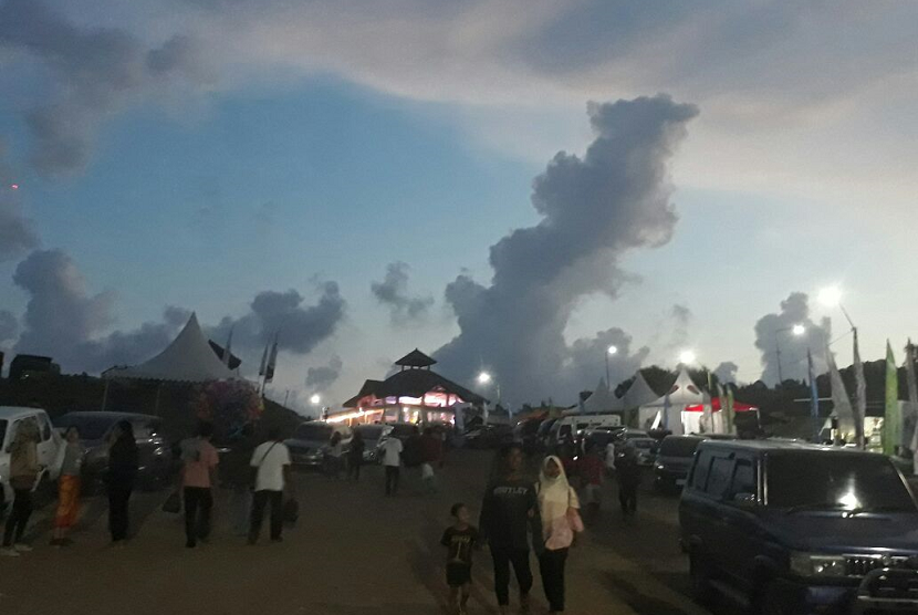 Warga dan wisatawan menghadiri Festival Pesona Bau Nyale di KEK Mandalika.