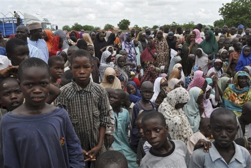 Warga dari Bama meninggalkan rumah mereka untuk mengungsi di sebuah sekolah di Maiduguri, Nigeria, Selasa, 9 September 2014. Mereka menyelamatkan diri dari Boko Haram. 