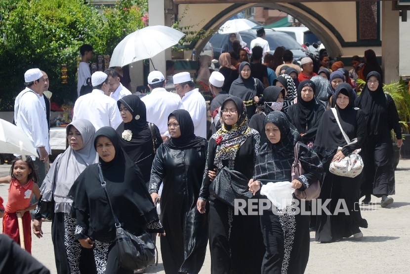 Warga dari berbagai daerah berziarah saat mengunjungi Masjid Luar Batang, Jakarta Utara.  (Republika/Yasin Habibi)