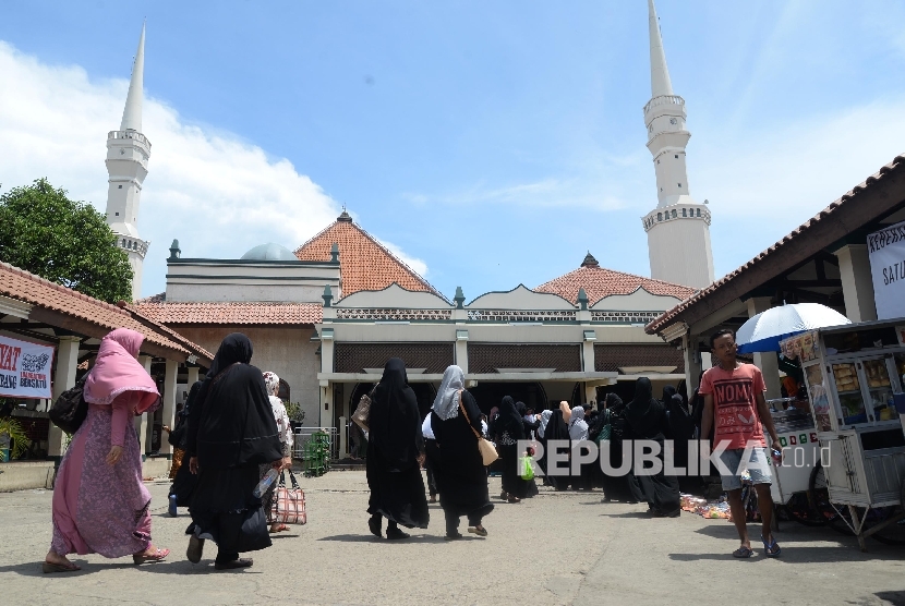 Warga dari berbagai daerah berziarah saat mengunjungi Masjid Luar Batang, Jakarta Utara.  (Republika/Yasin Habibi)
