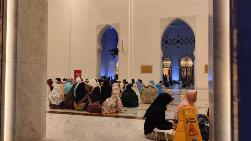  Warga dari sejumlah daerah terlihat memadati areal masjid hingga di Selasar untuk persiapan shalat Isya di Masjid Raya Syeikh Zayed. 