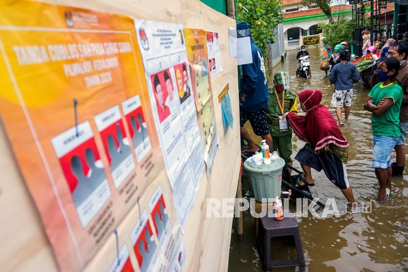 Warga menggunakan hak pilih di TPS yang tergenang banjir (ilustrasi). Ada sekitar 50 TPS Pemilu 2024 yang rawan banjir di Jakarta Barat, tersebar di 2 kecamatan yakni Cengkareng dan Tambora.
