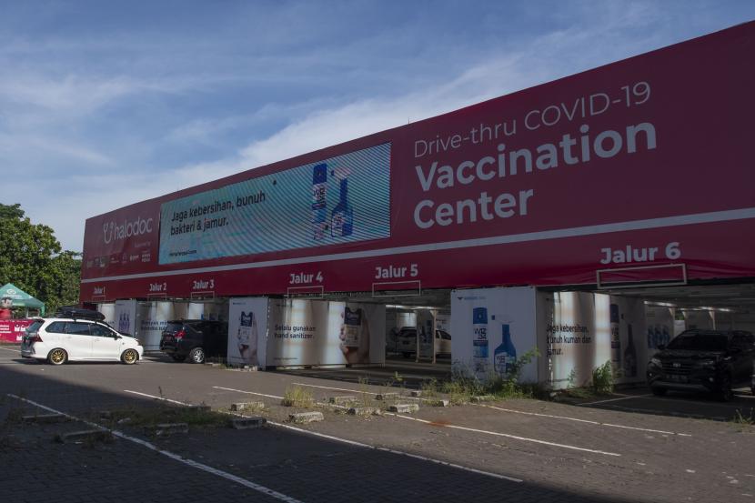 Warga dengan menggunakan mobil antre untuk vaksinasi COVID-19 di salah satu pusat layanan vaksinasi 
