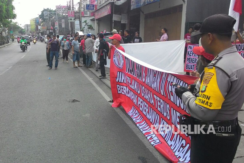 Warga Depok melakukan aksi demo turun ke jalan menolak dan meminta dibatalkannya Sistem Satu Arah (SSA) di Jalan Arif Rahman Hakim (ARH), Rabu (30/8).