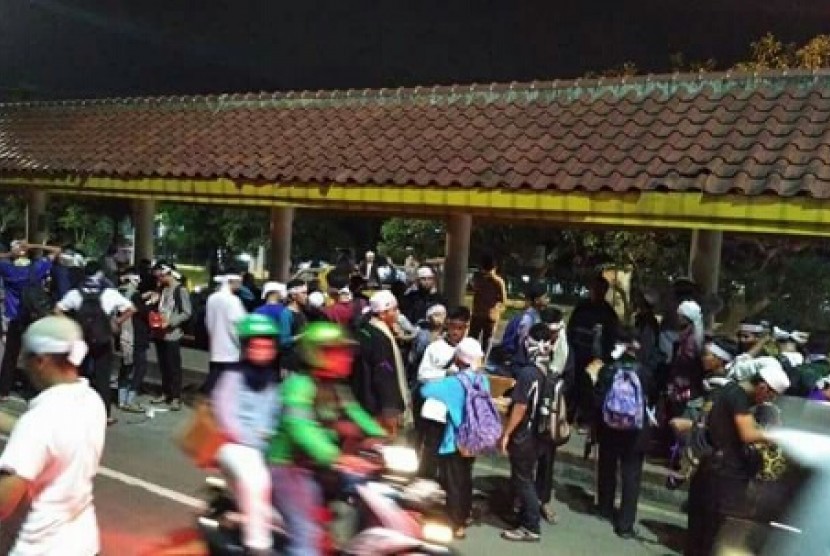 Warga Depok memulai aksi jalan kaki dari Halte UI menuju Monas, Jumat (2/12), demi mengikuti aksi damai.