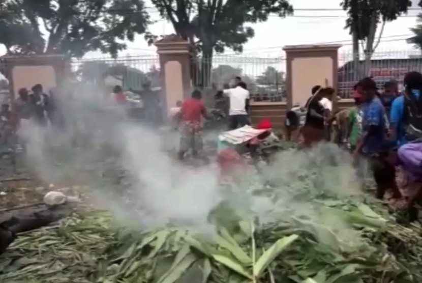 warga desa Banti dan Kimbeli melaksanakan tradisi adat bakar batu di halaman Graha Eme Neme Yauware.