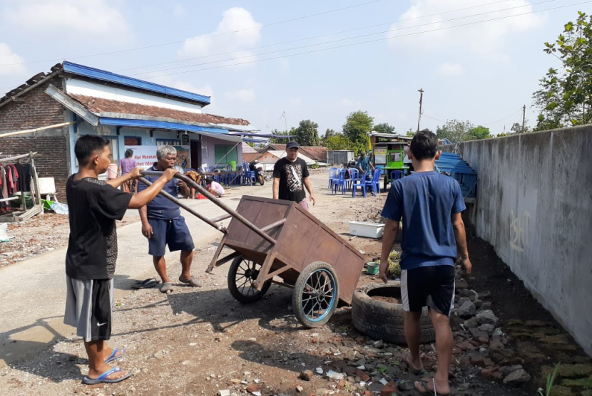 Warga Desa Berdaya Sangkrah bekerjasama dengan relawan Rumah Zakat Action beraksi menanam sebanyak 300 bibit pohon penghijauan.