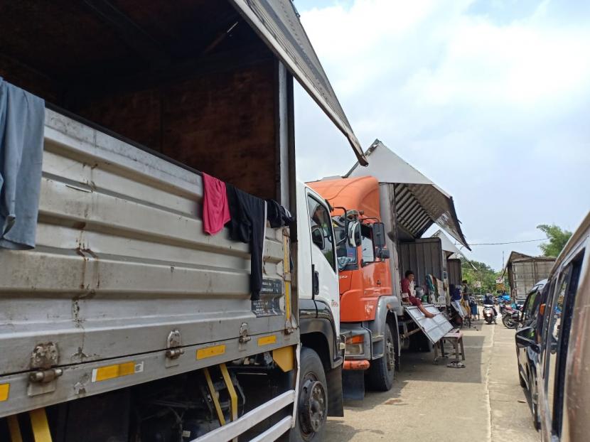 Warga Desa Bojongsari Kecamatan Kedungwaringin, Kabupaten Bekasi mengungsi di truk kontainer selama tiga hari karena banjir akibat jebolnya tanggul Sungai Citarum, Senin (22/2). 