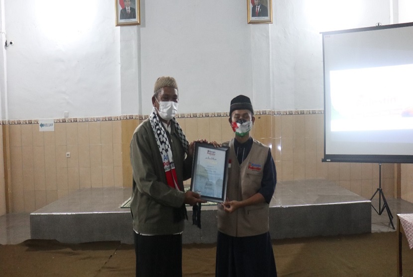 Warga Desa Ciater menggelar acara solidaritas Peduli Palestina bersama Aman Palestin-Indonesia, di aula kantor Desa Ciater, Kabupaten Subang, Provinsi Jawa Barat, Sabtu (9/10). Acara dihadiri para alim ulama dan ketua MUI Desa Ciater serta lebih dari 200 warga masyarakat umum ikut menghadiri acara dengan menerapkan protokol kesehatan yang ketat. 