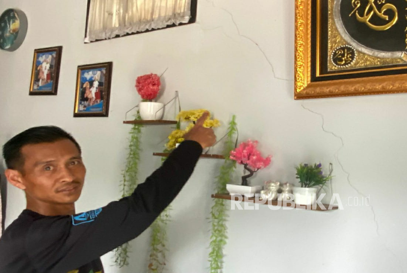 Warga Desa Ciburuy, Kecamatan Padalarang, Kabupaten Bandung Barat, Jawa Barat Menunjukan Dinding Rumah yang Mengalami Retaka Diduga Akibat Aktivitas Eskavator.