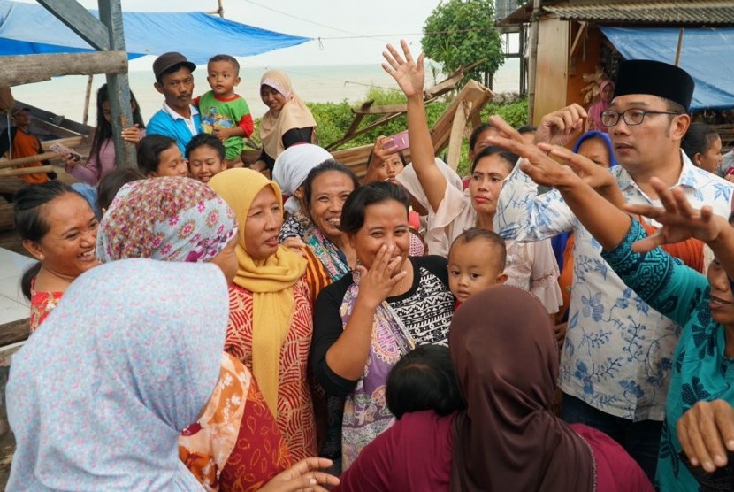 Warga Desa Dadap, Kecamatan Juntinyuat, Kabupaten Indramayu antusias berswafoto bersama Cagub Jabar Ridwan Kamil, Selasa (24/4).