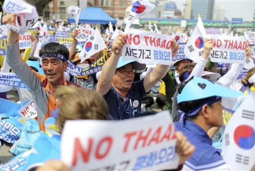 Warga desa di Korea Selatan berdemo menolak penempatan sistem antirudal AS Terminal High-Altitude Area Defense (THAAD) di lingkungannya di Seoul, Kamis, 21 Juli 2016.