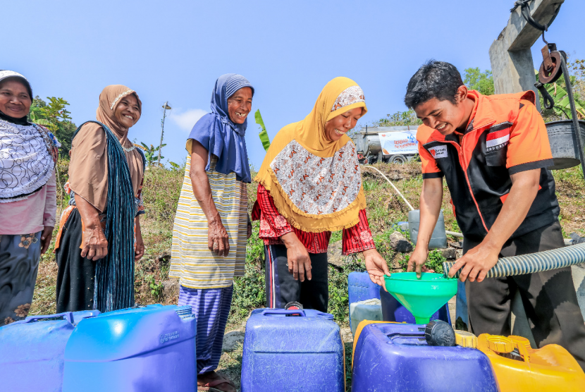 Warga desa di perbukitan Gunungkidul mendapat bantuan air bersih dari Rumah Zakat.