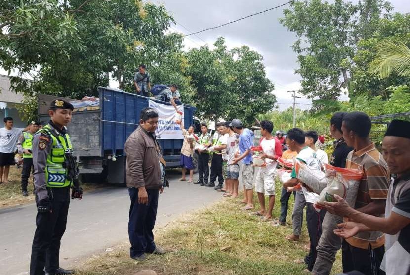 Warga Desa Genggelang, Kecamatan Gangga, Kabupaten Lombok Utara bergotong royong menyalurkan bantuan CSR Perum Bulog berupa pembagian sembako. Bantuan ini merupakan salah satu bentuk program Bulog Peduli Bencana Gempa Lombok.