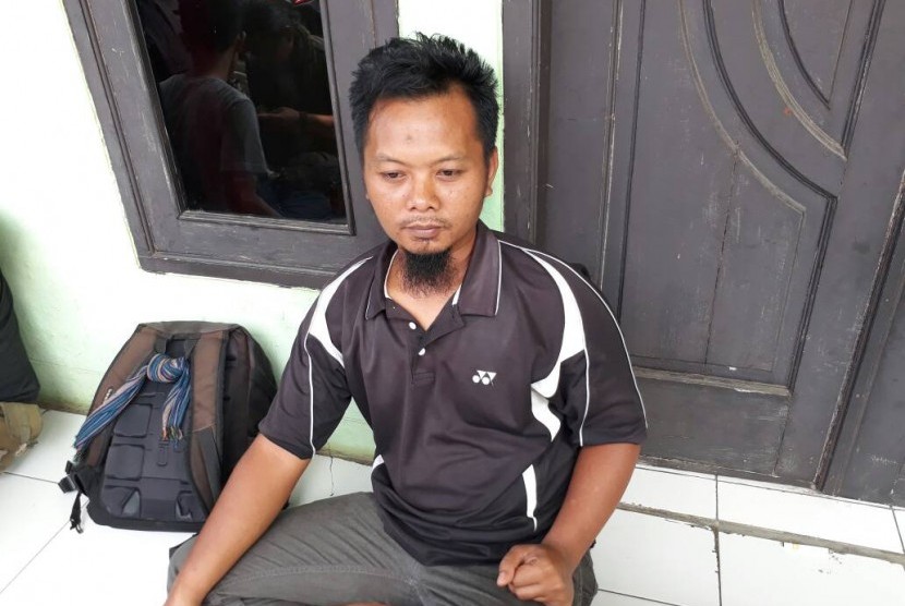 Warga Desa/Kecamatan Kebonpedes Kabupaten Sukabumi, Wiryawan Indra Wijaya (36 tahun) yang diisukan sebagai pelaku bom di Kampung Melayu, Jakarta memberikan keterangan di rumahnya Kamis (25/5).