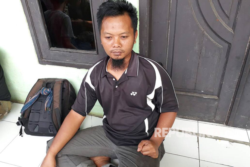 Warga Desa/Kecamatan Kebonpedes Kabupaten Sukabumi, Wiryawan Indra Wijaya (36 tahun) yang diisukan sebagai pelaku bom di Kampung Melayu, Jakarta memberikan keterangan di rumahnya Kamis (25/5). Ia mengaku terkejut karena diisukan sebagai pelaku bom bunuh diri di Jakarta