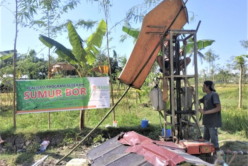 Sumur bor ke-10 yang dibangun oleh Laznas BMH di Desa Labulia,  Kecamatan Jonggat, Lombok Tengah, NTB.