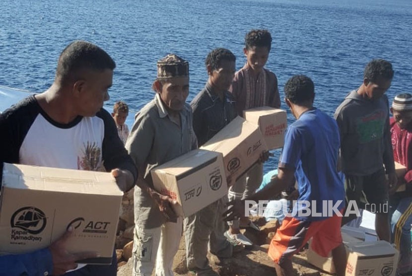 Warga Desa Maru, Pulau Pura, Alor, NTT, menerima paket bantuan pangan ACT, Ahad (3/6).