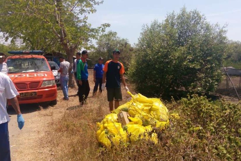 Warga Desa Pusakajaya Utara, Kecamatan Cilebar, Kabupaten Karawang, menunjukan tumpukan sampah medis yang dibuang pihak tak bertanggung jawab di kawasan hutang mangrove, Ahad (9/9).