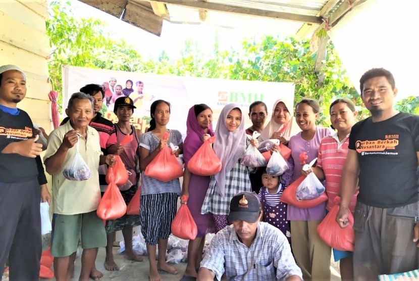 Warga Desa Sari Putih, Seram Utara, Kobi, Maluku Tengah, gembira menerima daging kurban yang disalurkan oleh Laznas BMH.