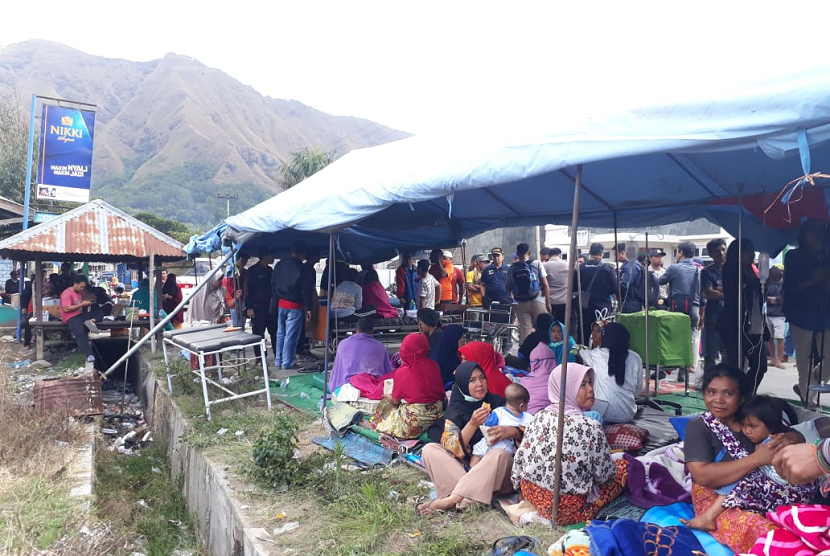 Warga Desa Sembalun Bumbung, Kecamatan Sembalun, Lombok Timur, masih berada di luar rumah karena gempa susulan masih terjadi, Ahad (29/7).  