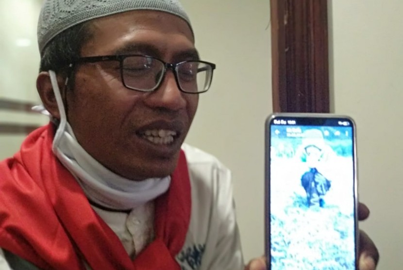 Warga Desa Sembungan, Wonosobo memunjukkan gambar dinginnya kampung halaman dibandingkan panasnya cuaca di Madinah, Sabtu (28/7). Cuaca di Madinah bisa mencapai 45 derajat celcius dibandingkan suhu di desa tersebut yang sempat berada di bawah lima derajat celcius.