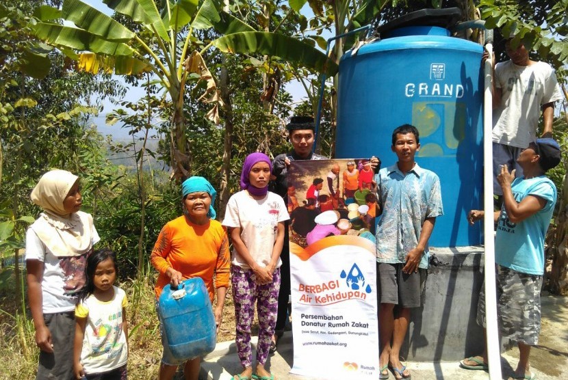 Warga Desa Serut, Kabupaten Gunung Kidul, Yogyakarta, mendapatkan bantuan air bersih dari RUmah Zakat, Rabu (30/8).