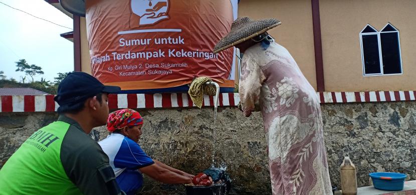 Warga Desa Sukamulih, Bogor, mengambil air dari sumur bor yang dibagun oleh BMH.  