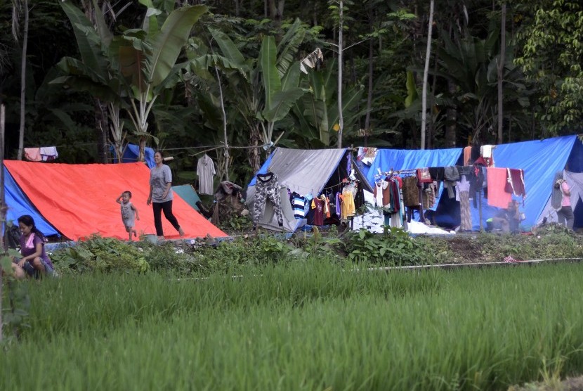 Warga Desa Sukaraja yang mengungsi di lereng Rajabasa, Lampung Selatan, Lampung, Jumat (28/12/2018).