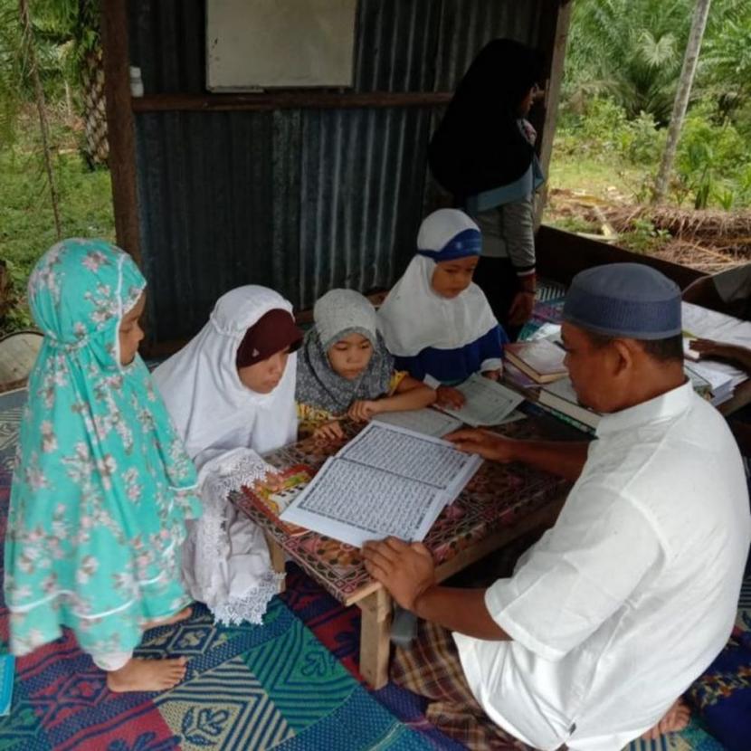 Warga Desa Talang Empat, Kabupaten Bengkulu Tengah shalat dan belajar mengaji di gubuk yang difungsikan sebagai masjid.