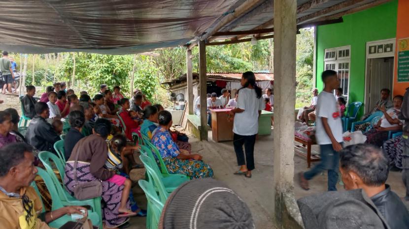 Warga Desa Tetaf, Kecamatan Kuatnana, Kabupaten Timor Tengah Selatan, NTT mengikuti kegiatan pemberian bantuan bertajuk Meosina Alekot yang berarti Cahaya Kebaikan.  
