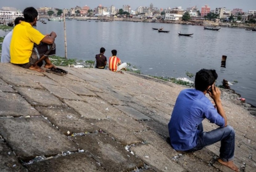 Warga Dhaka, ibu kota Bangladesh mendengarkan dering telepon.