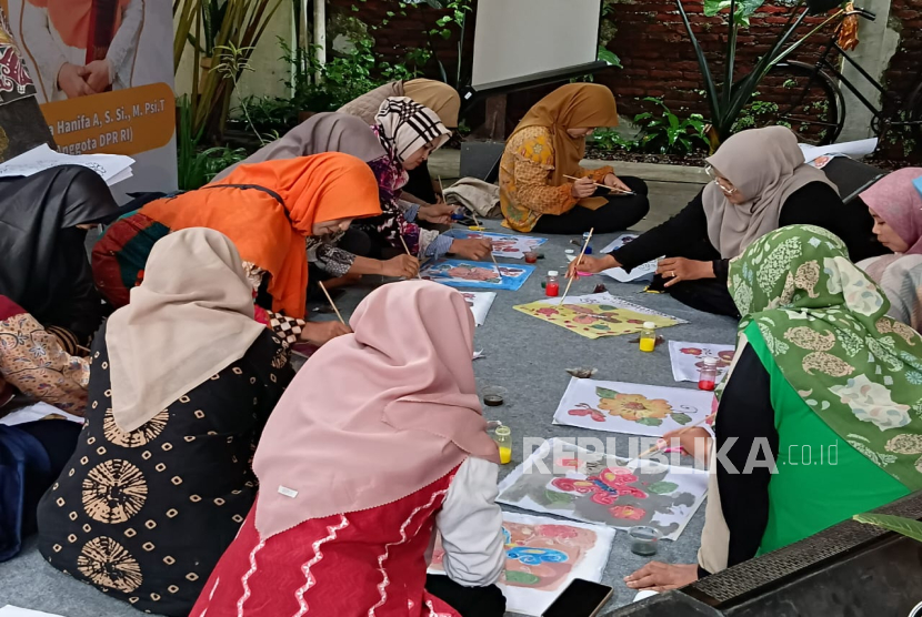 Warga di Bandung membuat karya batik lilin dingin.