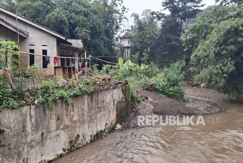 Warga di Bantaran Sungai Cimeta, Desa Nyalindung, Kecamatan Cipatat, Kabupaten Bandung Barat Berharap Segeda Direlokasi.