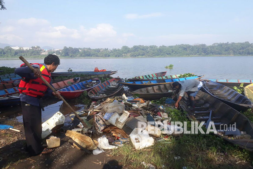 Warga di Batujajar dan Cihampelas, Kabupaten Bandung Barat, melakukan bersih-bersih di aliran Sungai Citarum, Jumat (27/4).